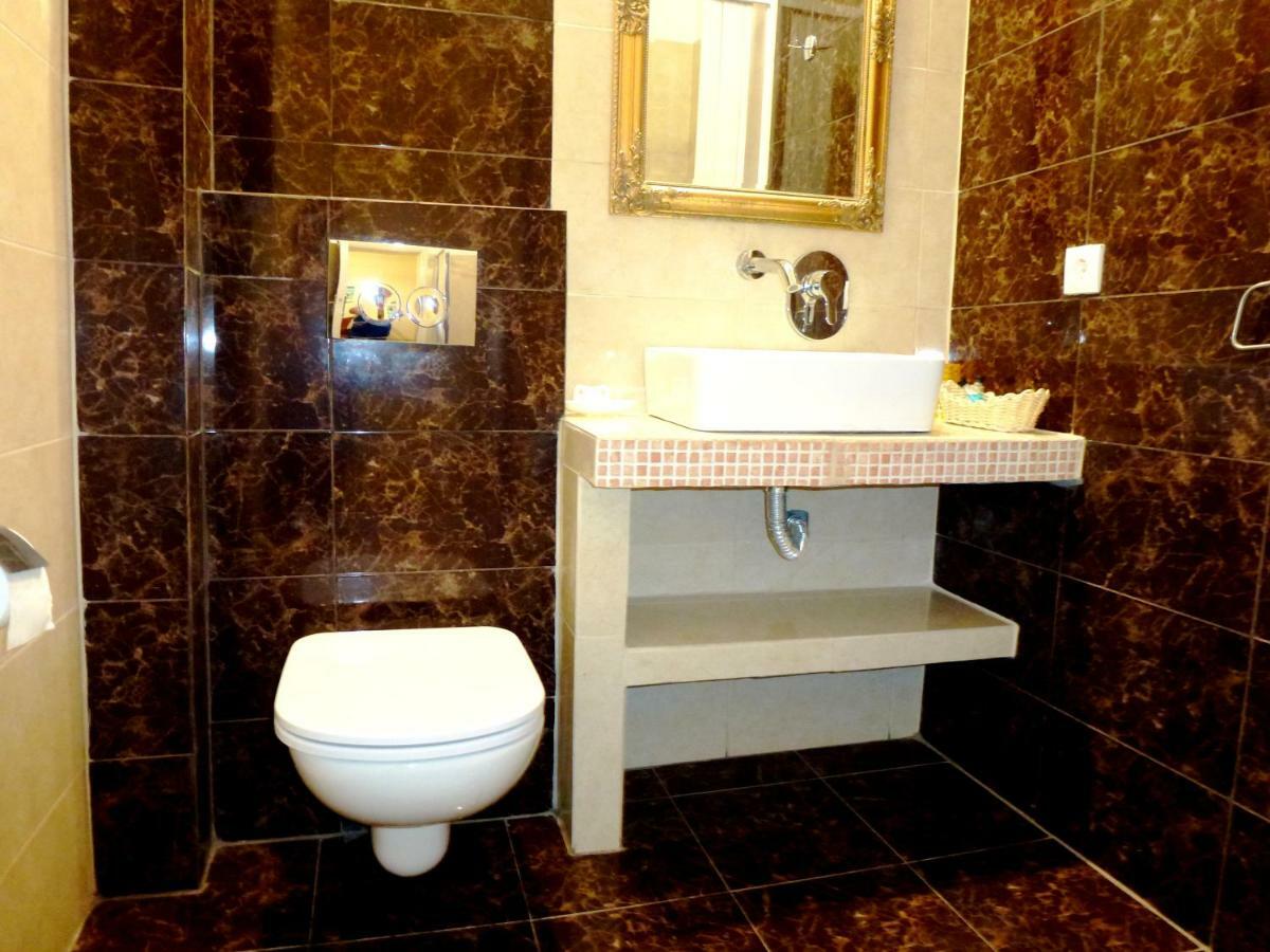 Bougainvillea Suites Kamári エクステリア 写真