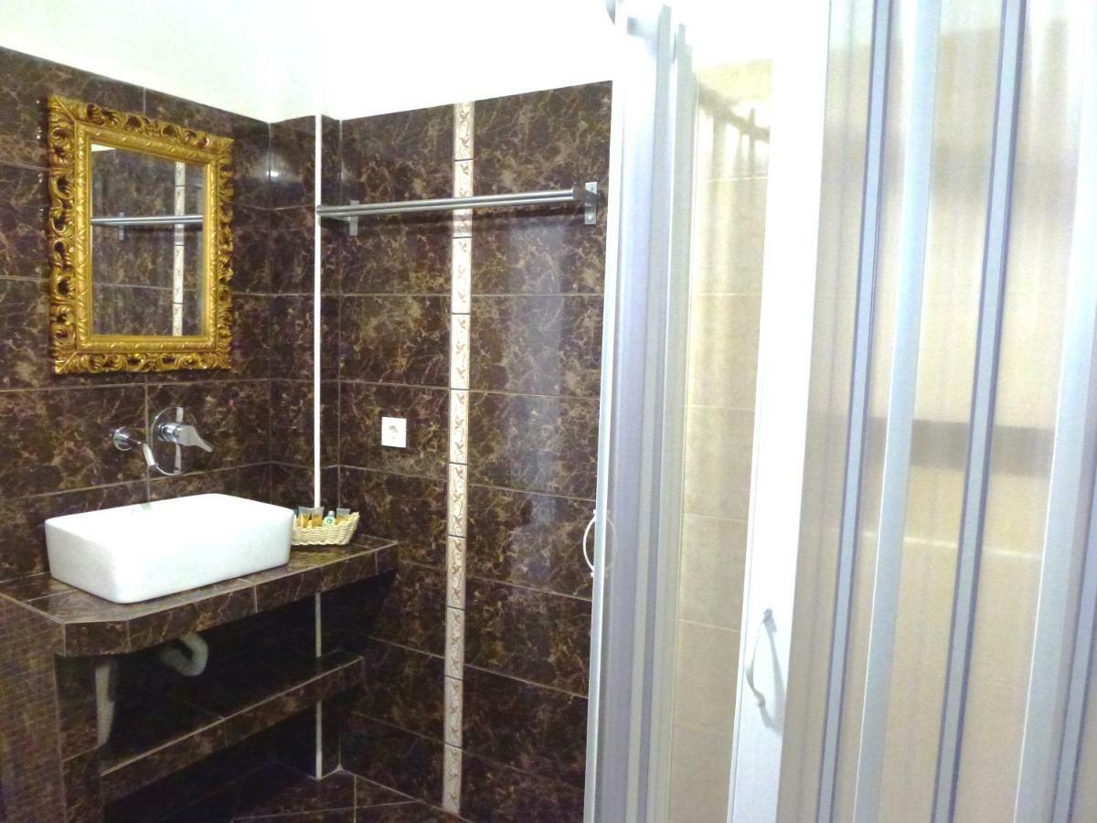 Bougainvillea Suites Kamári エクステリア 写真